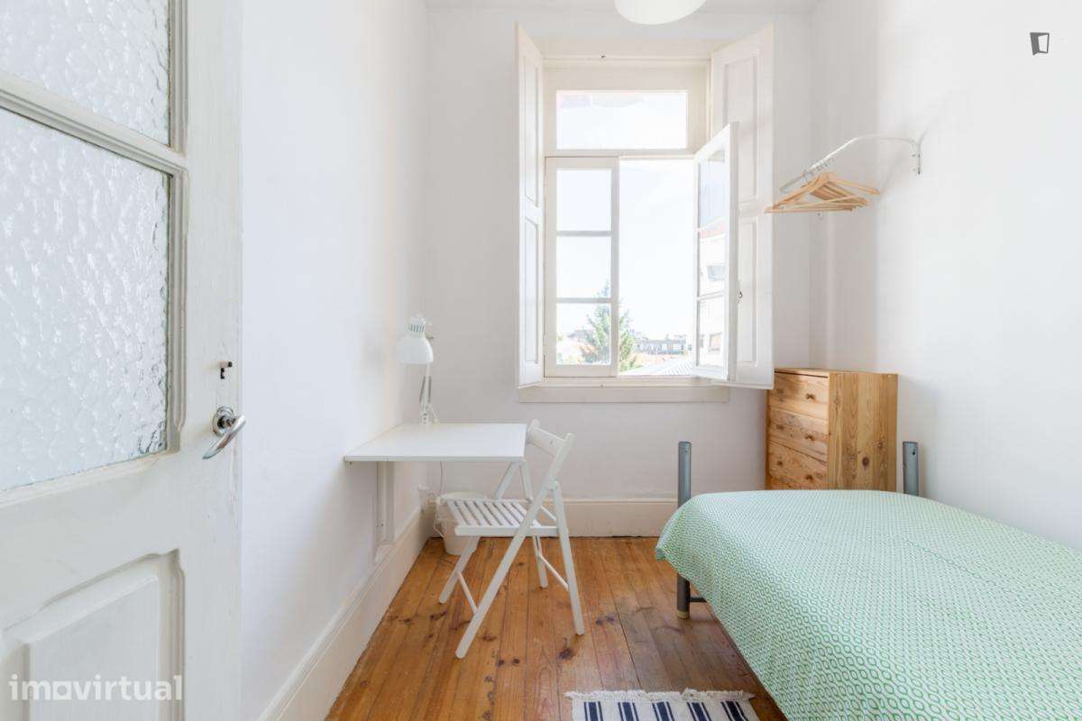 Quarto - localizado em Santo Ildefonso Porto - Grande imagem: 2/14