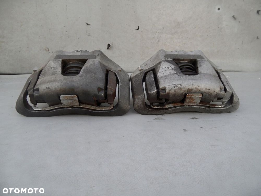 ZACISK HAMULCOWY LEWY PRZÓD VOLVO V40 II 975 - 2