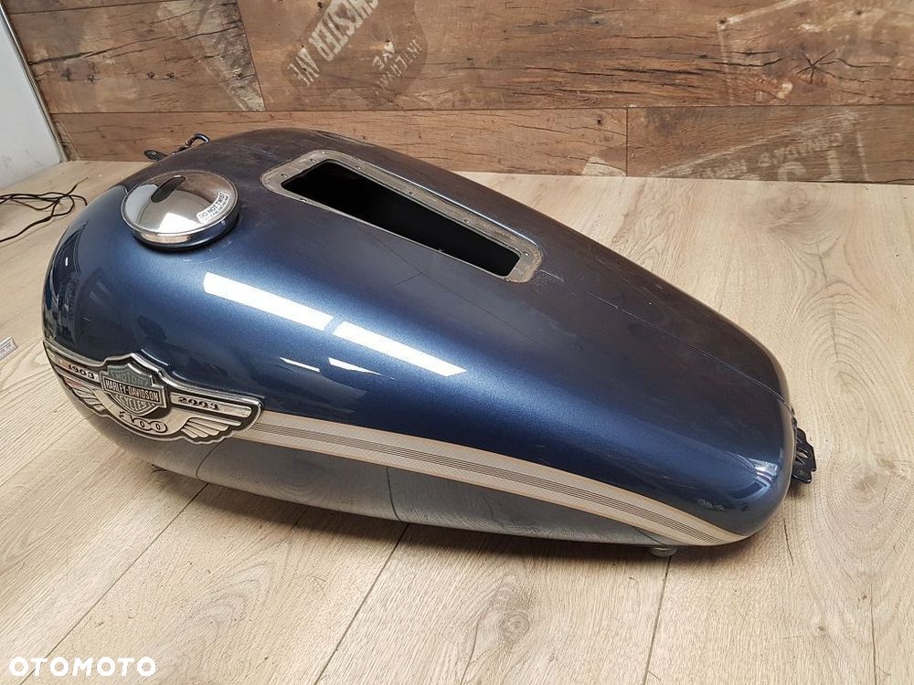 Zbiornik paliwa bak emblemat Harley Softail FXSTD Anniversary 100th - 8