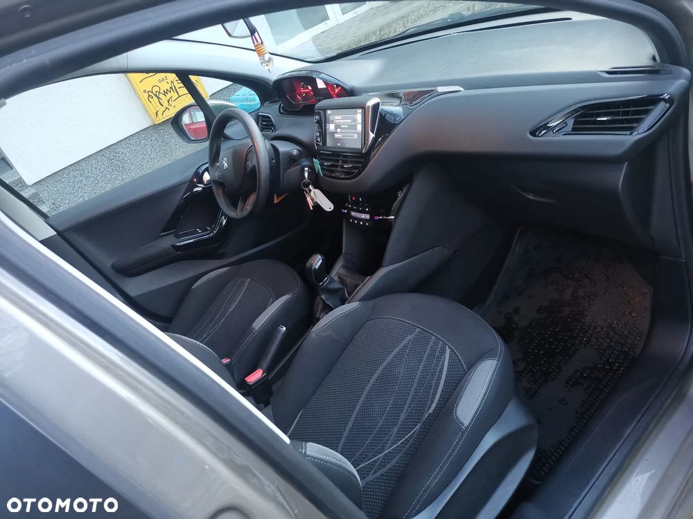 Peugeot 208 - 29