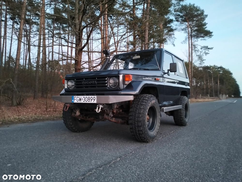 Toyota Land Cruiser - 1