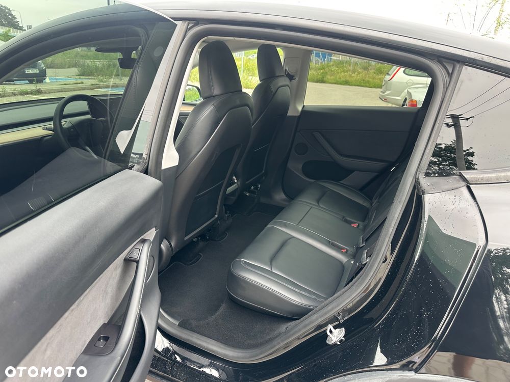 Tesla Model Y Long Range AWD - 23