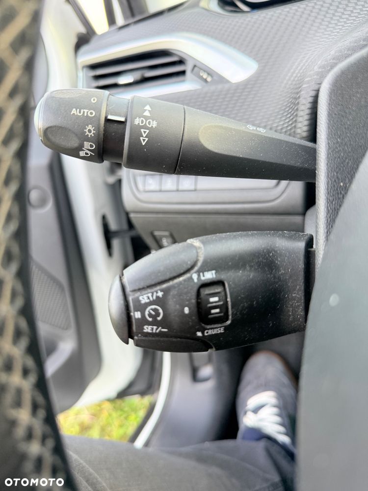 Peugeot 2008 1.2 Pure Tech Allure S&S - 31