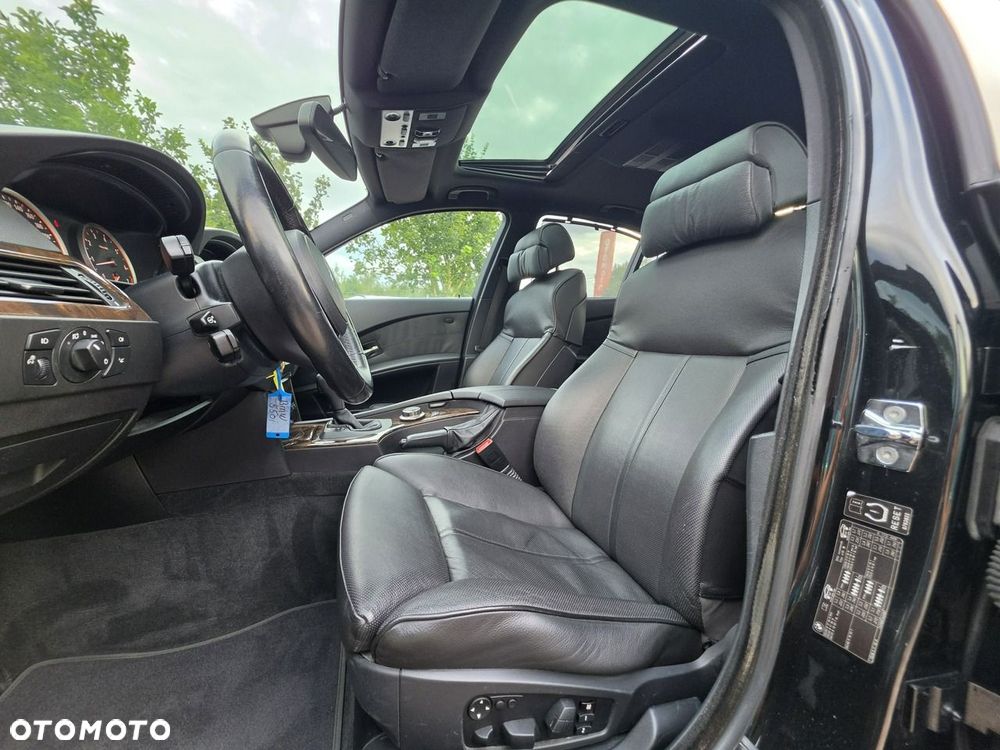 BMW Seria 5 550i - 30