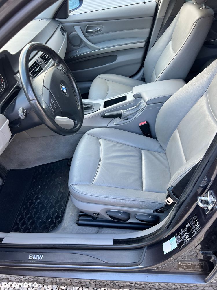 BMW Seria 3 318i Touring - 10