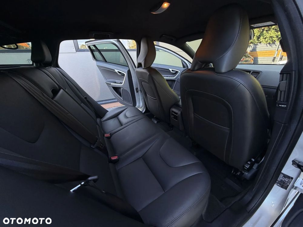 Volvo V60 Cross Country - 17