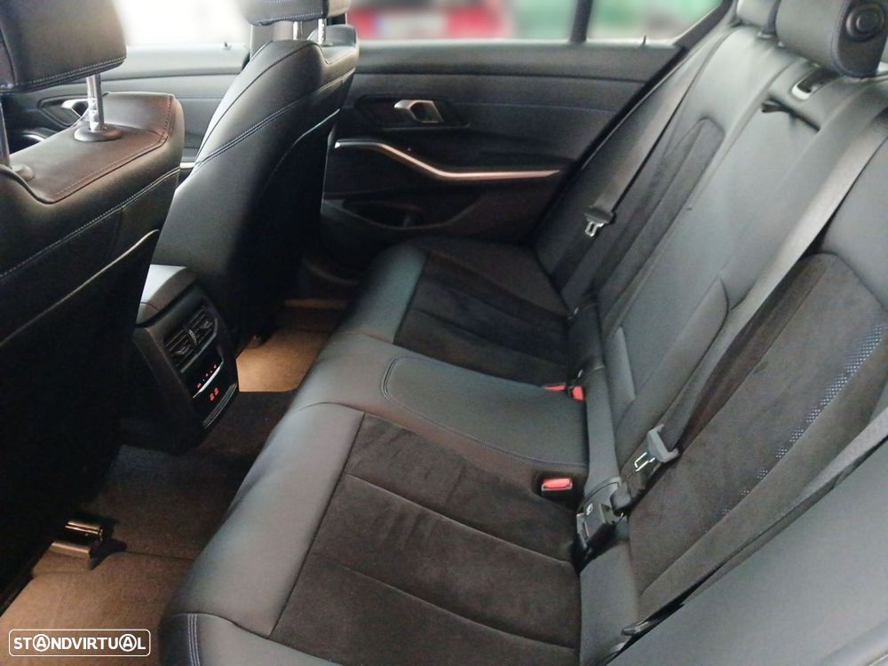 BMW 320 e Pack Desportivo M Auto - 13