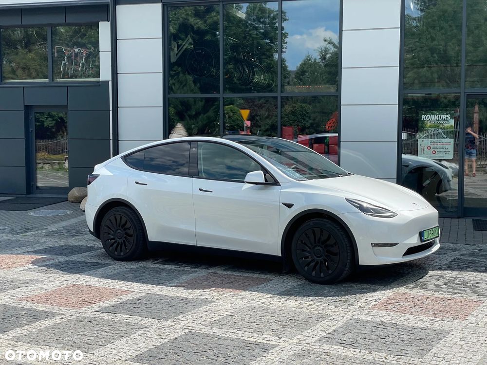 Tesla Model Y - 24