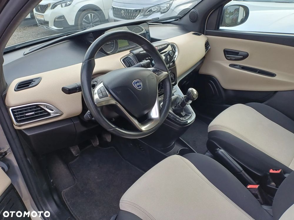 Lancia Ypsilon 1.2 8V Platino (4 os.) - 14