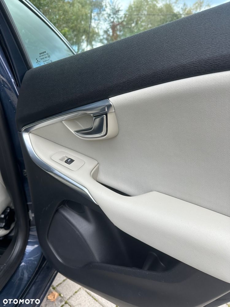 Volvo V40 D3 Momentum - 27