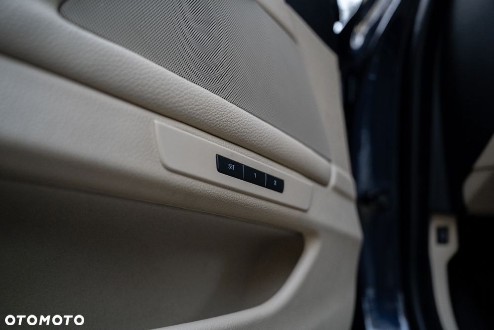BMW Seria 5 528i xDrive Luxury Line - 21