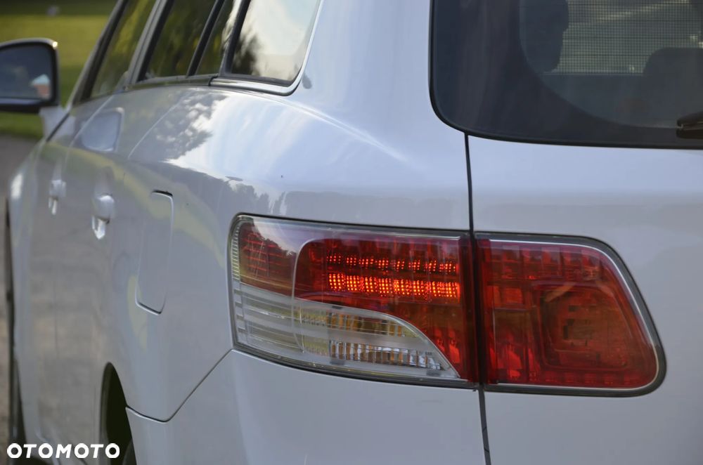 Toyota Avensis 2.0 D-4D Premium - 19