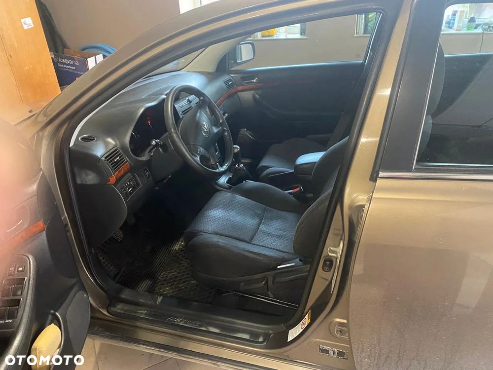 Toyota Avensis - 4