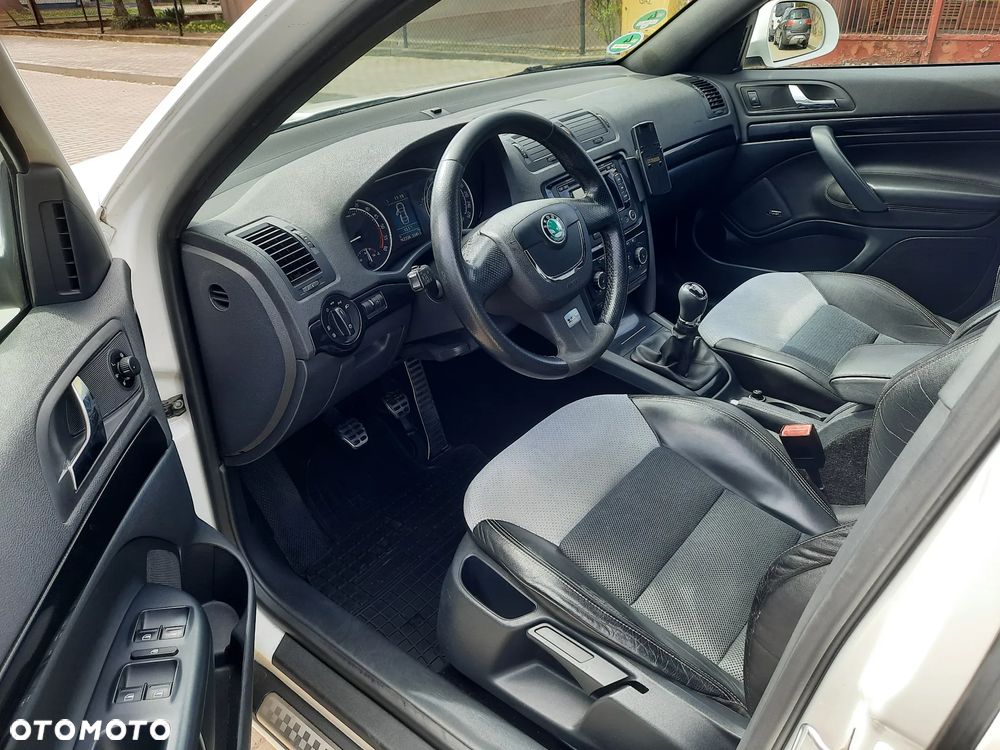 Skoda Octavia 2.0 TDI CR DPF RS - 11