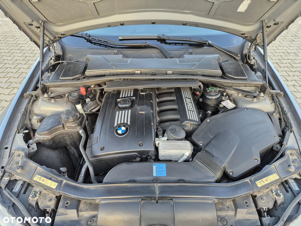 BMW Seria 3 325i xDrive Touring - 17