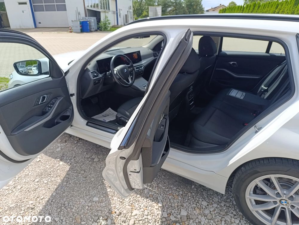 BMW Seria 3 320d xDrive mHEV - 15