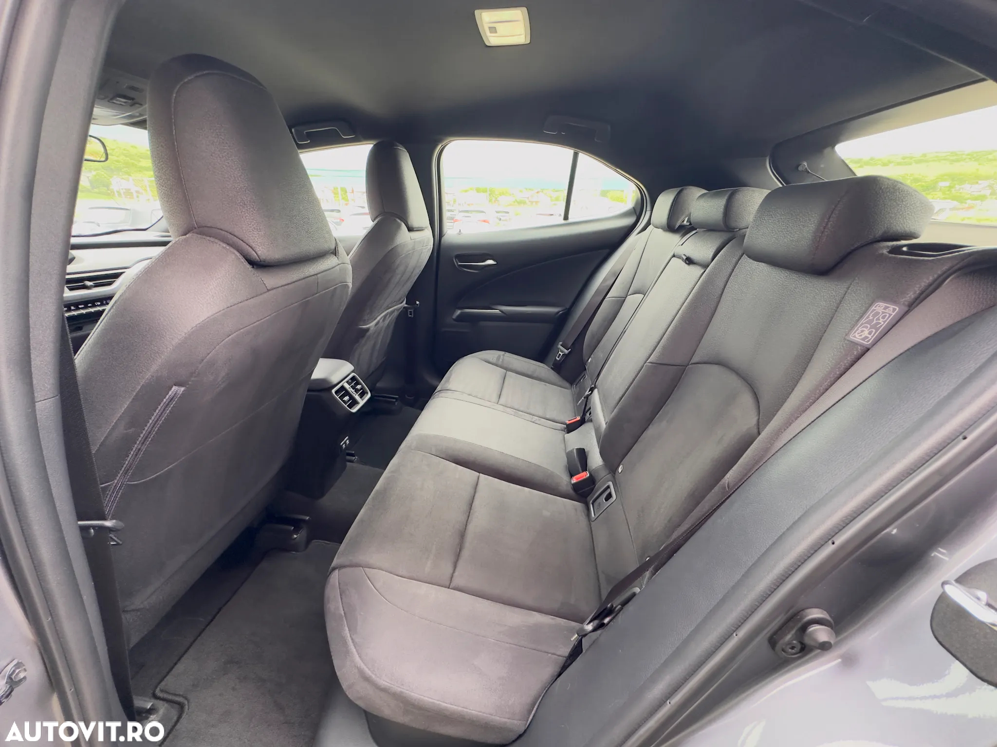 Lexus UX 250h 2.0L HEV 20H- (178 HP) 4X4 CVT Executive - 14