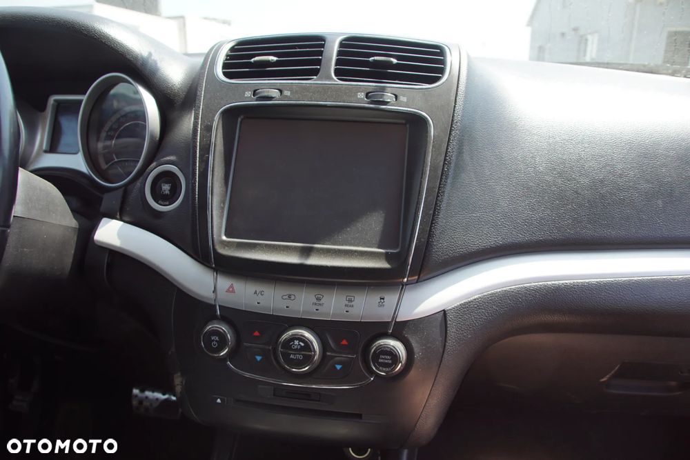 Auto na części - Fiat Freemont 2.0 MultiJet 170 KM 939B5000 62TE PWH 2014R Silnik Skrzynia Drzwi Maska Błotnik Klapa Zderzak Lampa Lusterko Klamka Szyba Deska Kokpit Sterownik Moduł Czujnik Licznik Wyświetlacz Panel Kierownica - 12