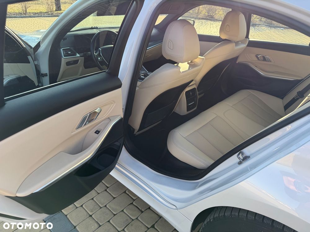 BMW Seria 3 330i xDrive Sport Line - 11