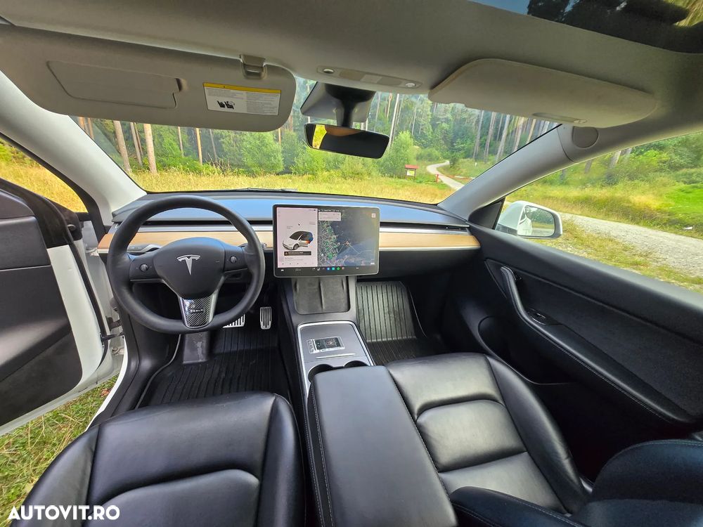 Tesla Model Y - 10