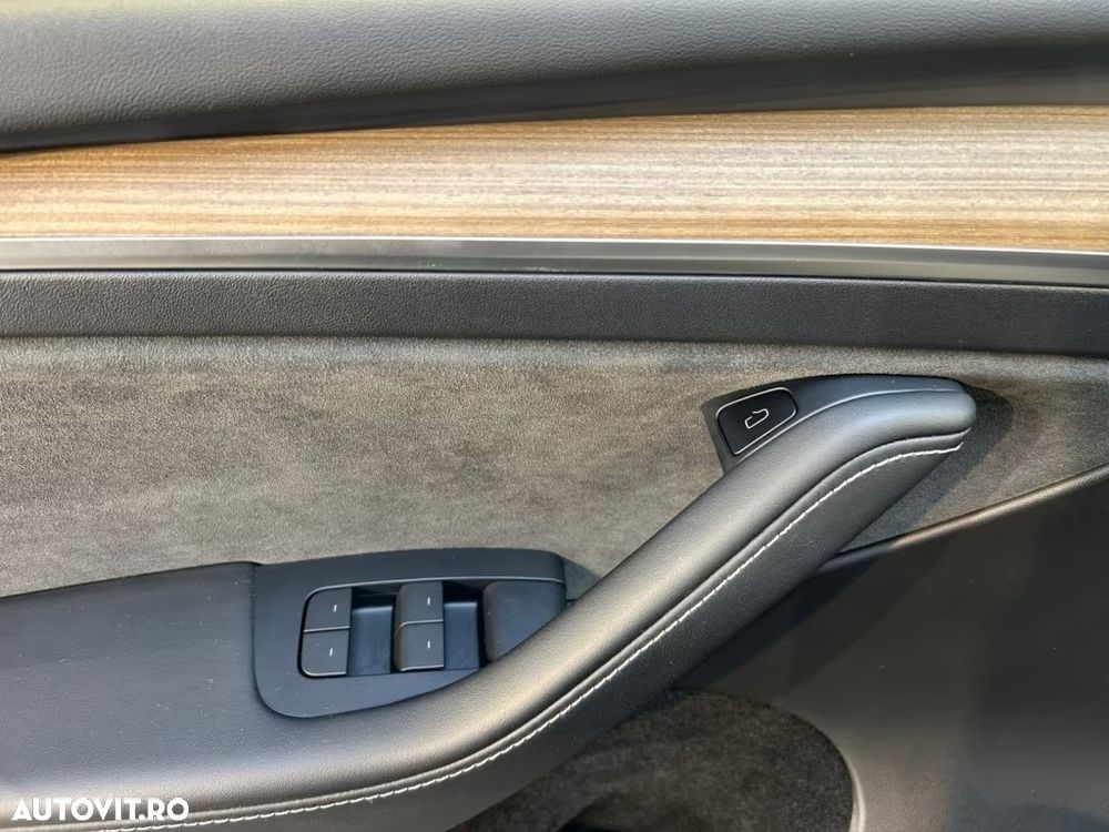 Tesla Model Y Long Range Dual Motor AWD - 13