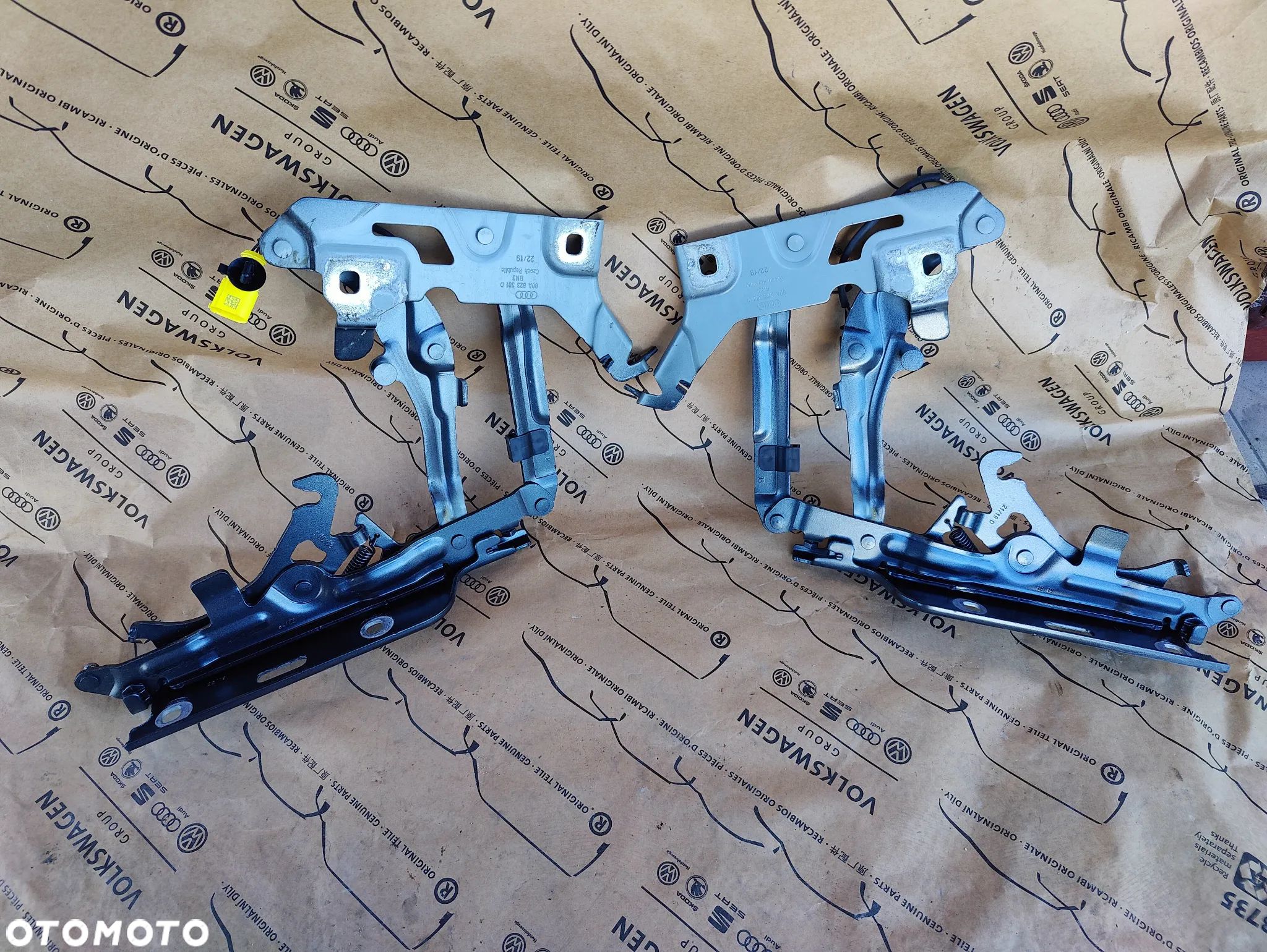AUDI Q5 80A  LZ7S ZAWIASY MASKI PIROTECHNICZNE 80A823301D 80A823302D 80A823823 - 1
