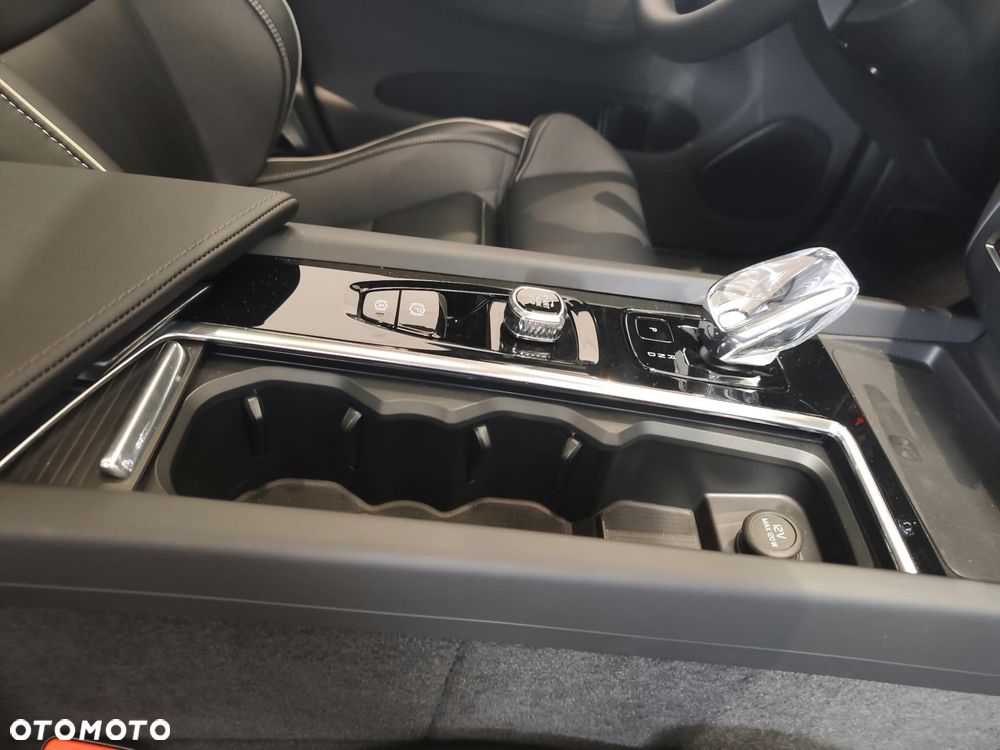 Volvo XC 60 T6 Plug-In Hybrid AWD Ultra Dark - 33