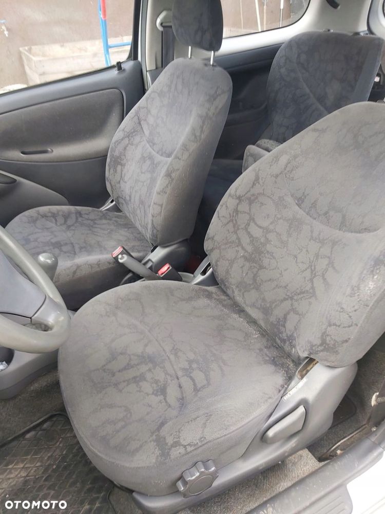 Toyota Yaris I fotel lewy prawy przód tył kanapa 3D JAPONIA - 2