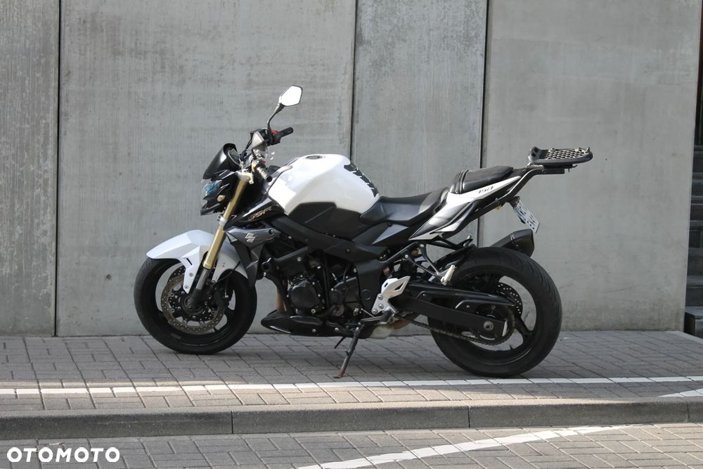 Suzuki GSR - 2