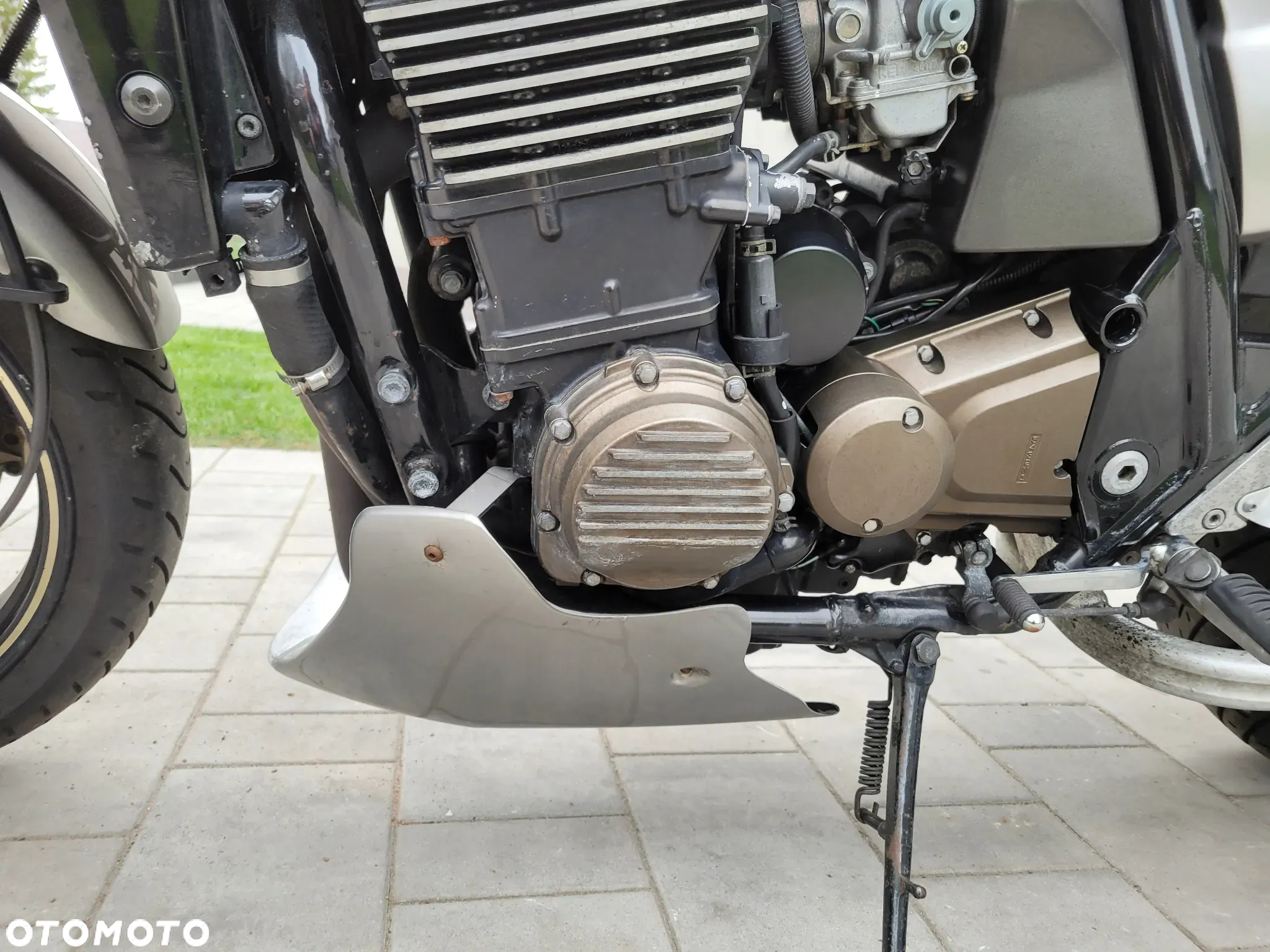 Kawasaki ZRX - 12