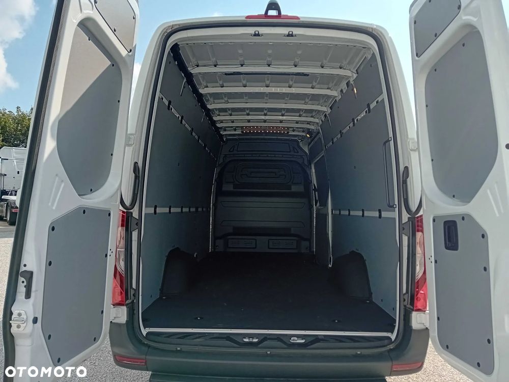 Mercedes-Benz eSprinter 320e - 12