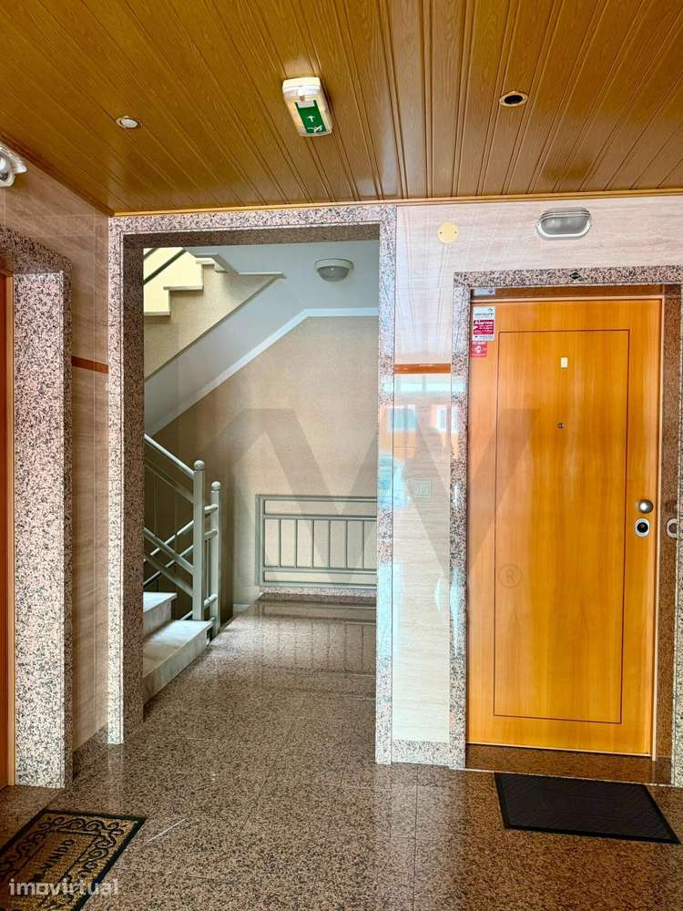 Apartamento T1 Mobilado com Varanda e Garagem | Camarate - Grande imagem: 2/14