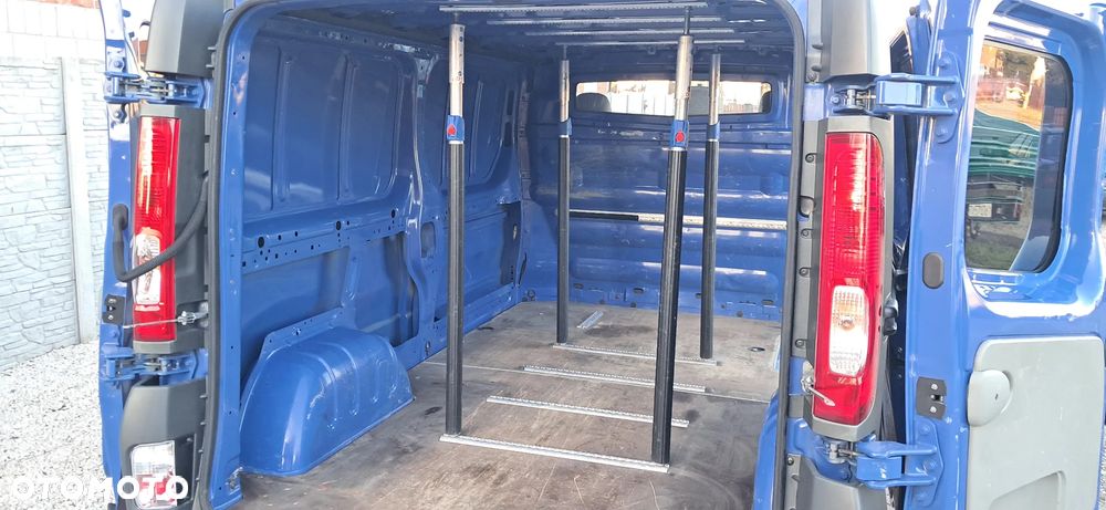 Opel Vivaro 2.5 CDTi L2H1 - 11
