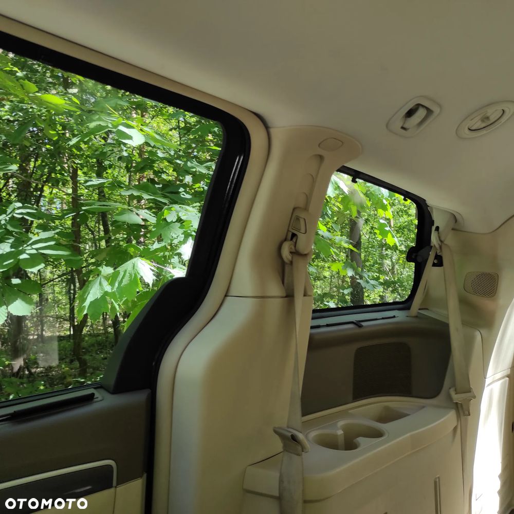 Volkswagen Routan - 3