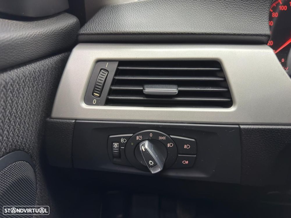 BMW 318 d Navigation Sport - 11