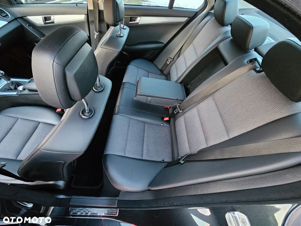 Mercedes-Benz Klasa C 180 CGI BlueEFFICIENCY Avantgarde - 21