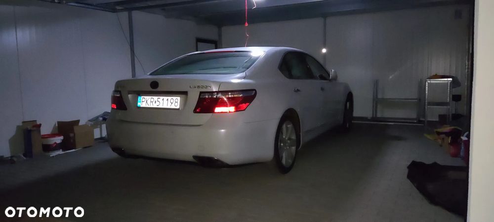 Lexus LS - 12