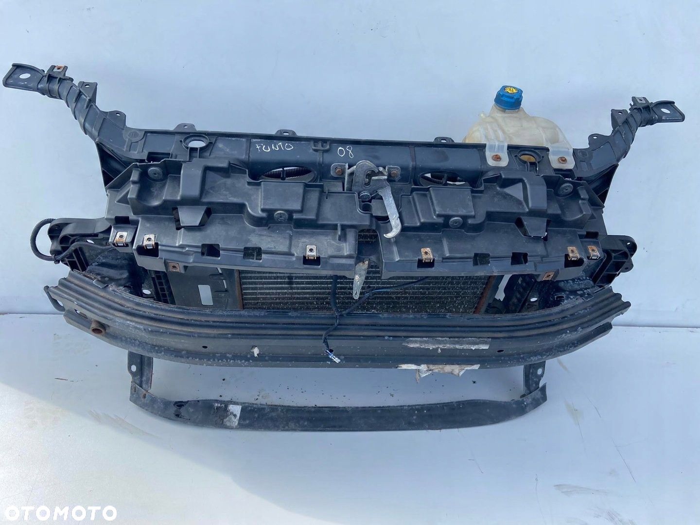 PAS PRZEDNI CHŁODNICA FIAT GRANDE PUNTO 1.4 16V - 1