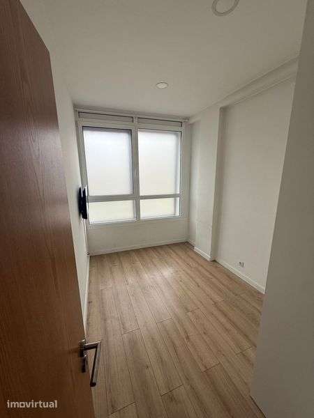 Escritorio transformado em T3 da consultora Meyre Pinto fracção exacta - Grande imagem: 5/8
