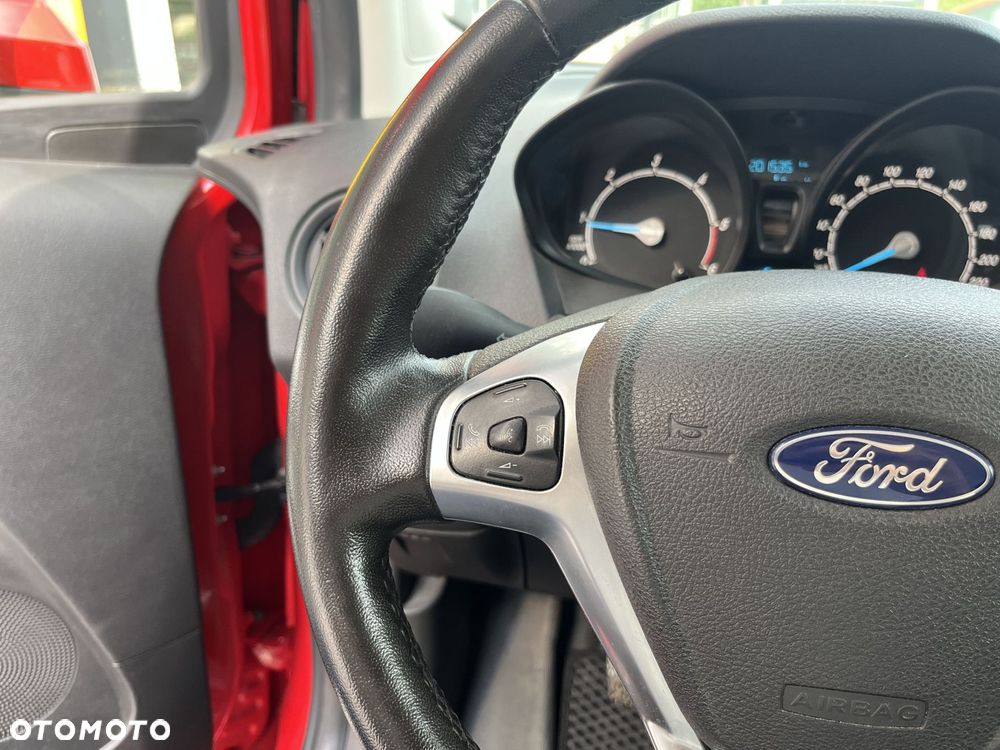Ford Transit Courier - 25