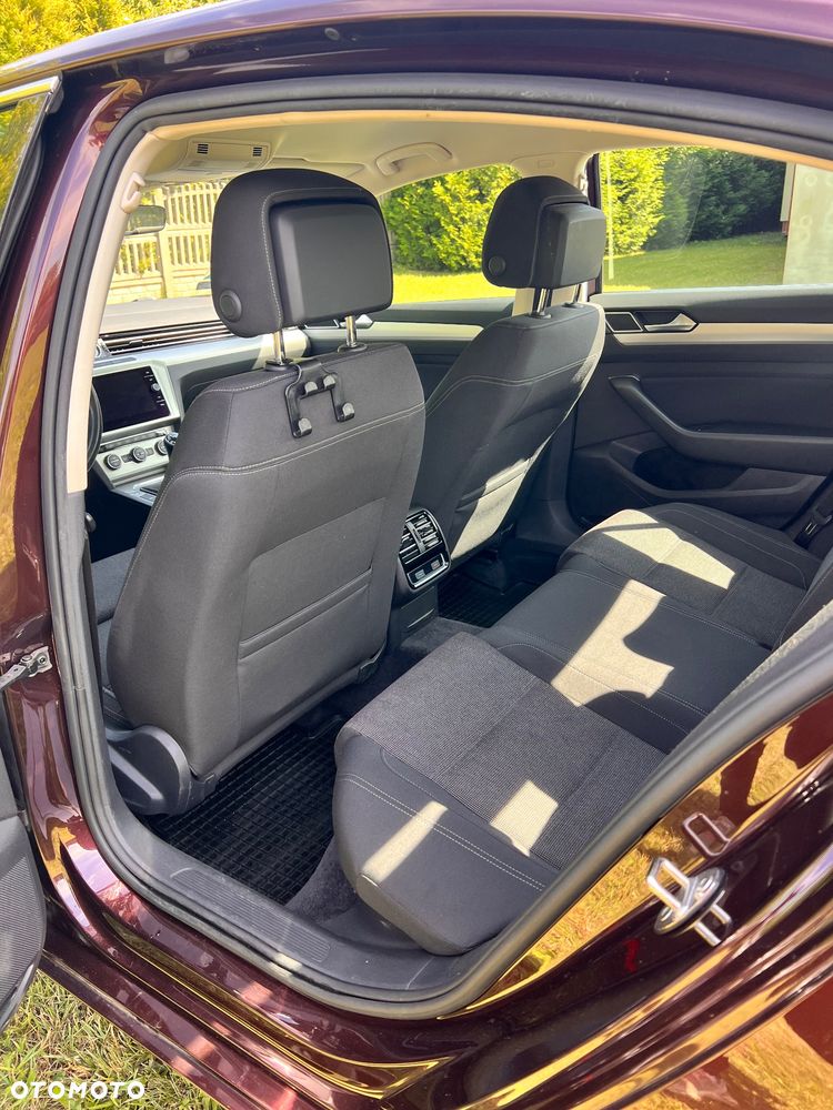 Volkswagen Passat 2.0 TDI SCR Comfortline - 12