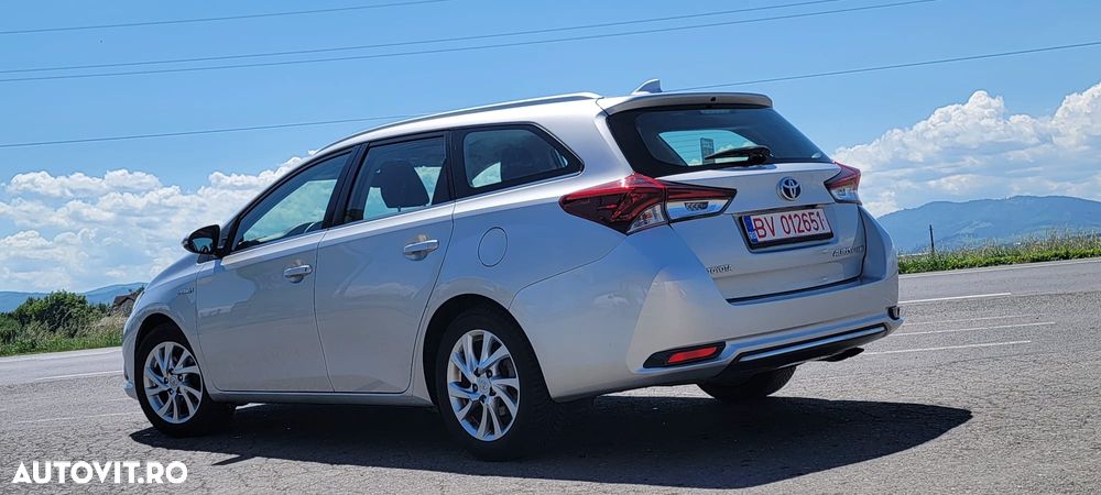 Toyota Auris 1.8 L VVT-i HSD Luna - 2