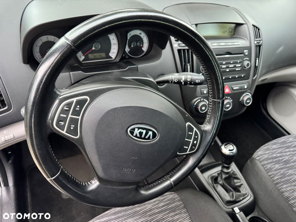 Kia Ceed - 12