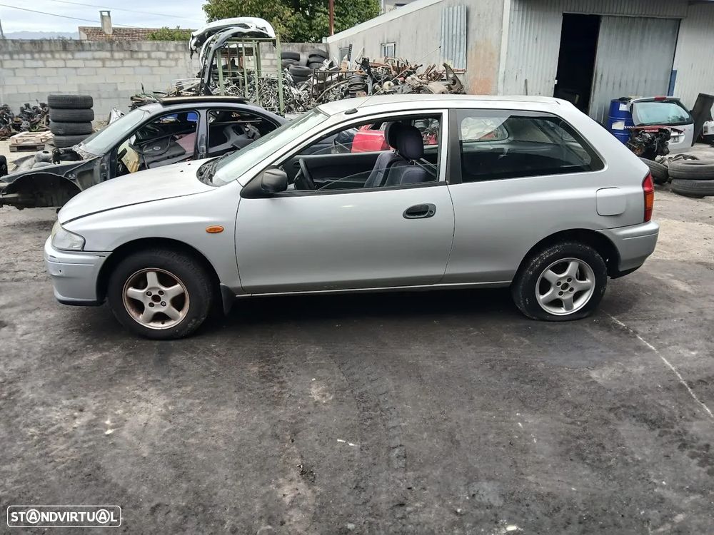 Mazda 323 de 2000 para peças