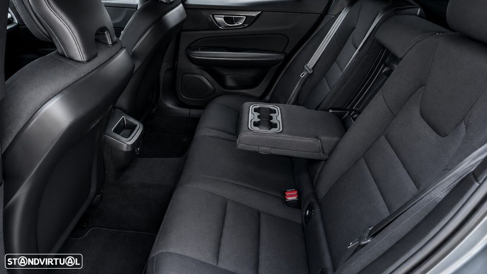Volvo V60 2.0 B4 Momentum Geartronic - 29