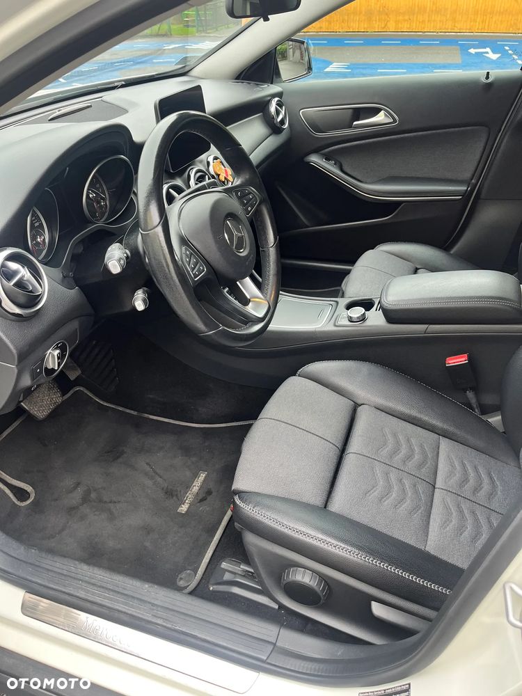 Mercedes-Benz GLA 200 7G-DCT - 13