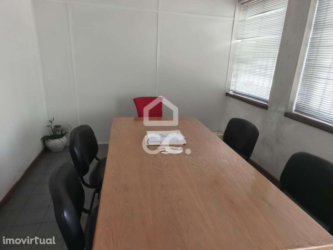 Armazém com potencial em Oliveira, Famalicão - Grande imagem: 2/19