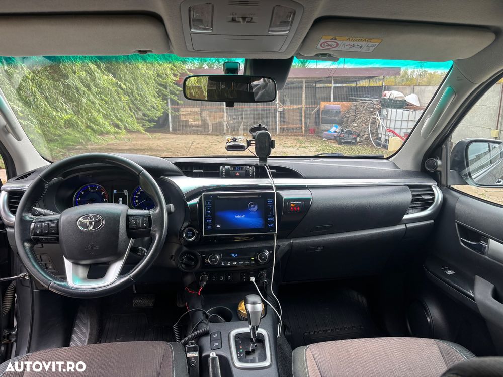 Toyota Hilux ver-4x4-double-cab-a-t-invincible - 8