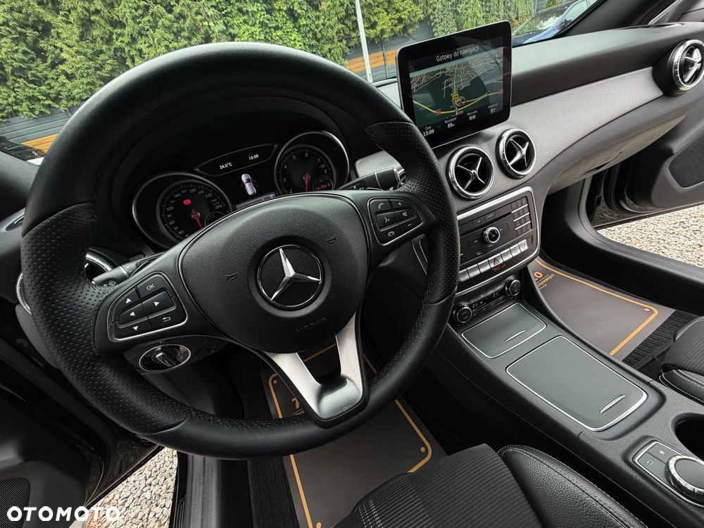 Mercedes-Benz CLA 200 7G-DCT - 30