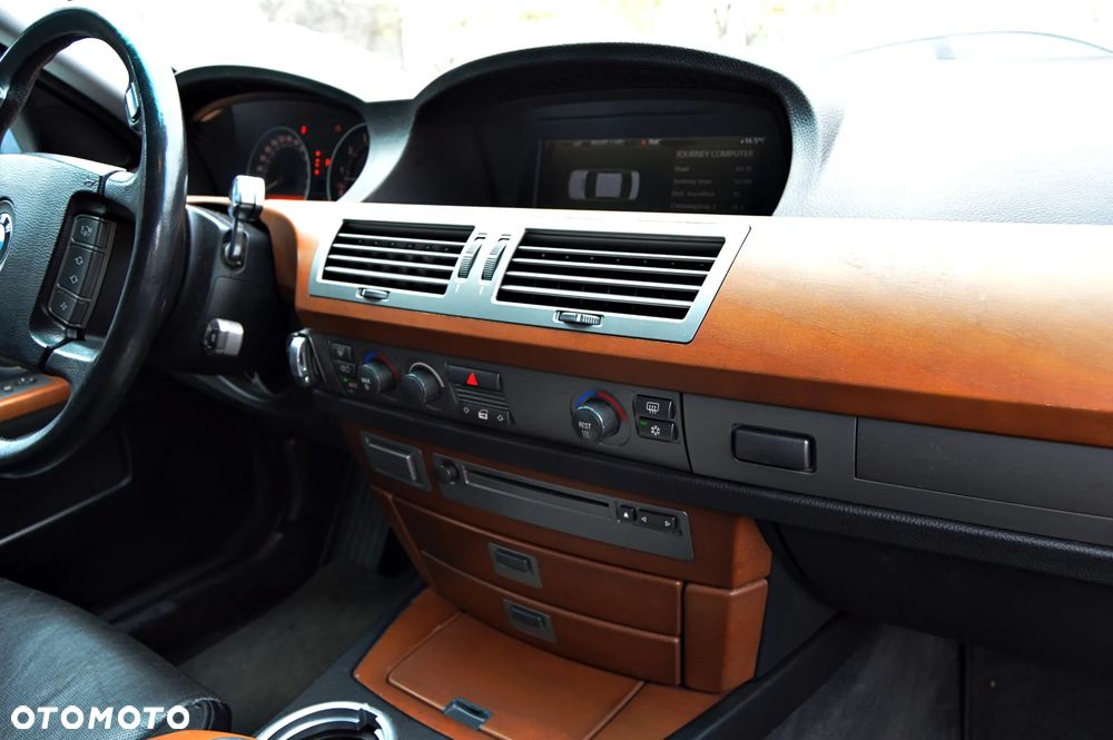 BMW Seria 7 745i - 16